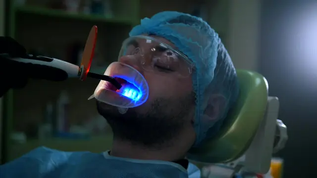 Paciente durante un blanqueamiento dental