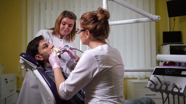 Dentistas haciendo una limpieza dental