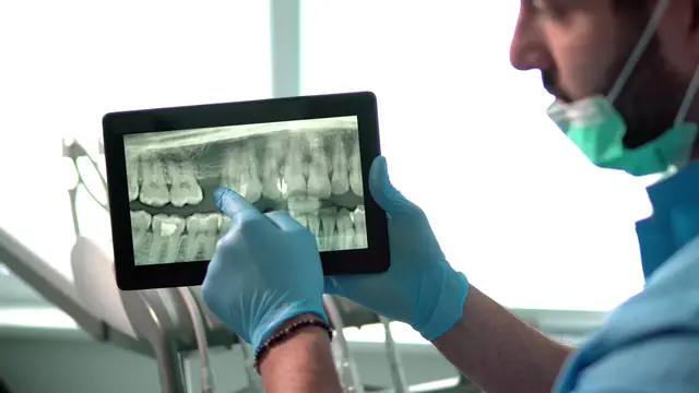 Dentista revisando una radiografía dental en una tableta