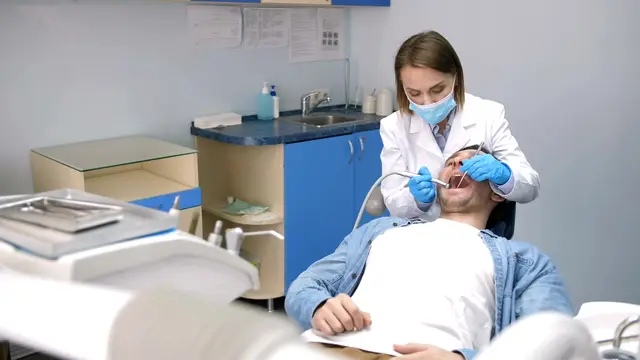 Dentista atendiendo a un paciente